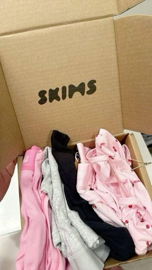 SKIM CLOTHING PALLET