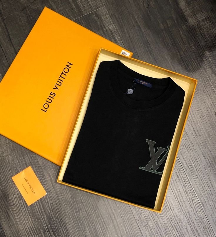 Louis Vuitton Boxed T-Shirts with Gift Bags — Wholesale Pallet