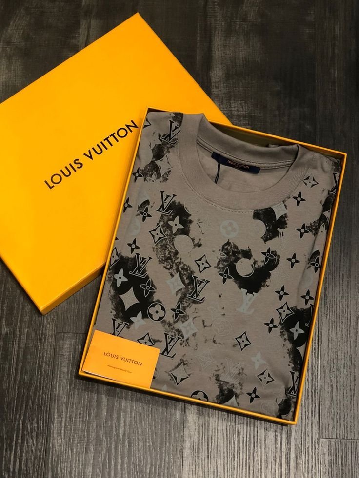 Louis Vuitton Boxed T-Shirts with Gift Bags — Wholesale Pallet