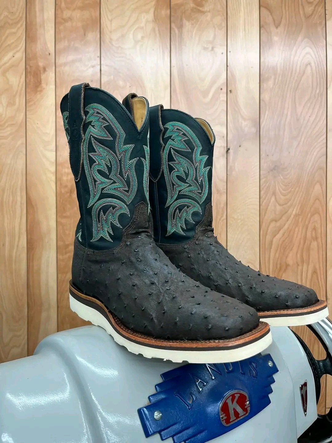 COWBOY BOOTS (WESTERN BOOTS) LIQUIDATION PALLET — WHOLESALE FOOTWEAR