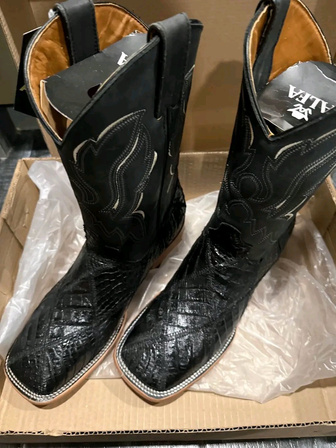 COWBOY BOOTS (WESTERN BOOTS) LIQUIDATION PALLET — WHOLESALE FOOTWEAR