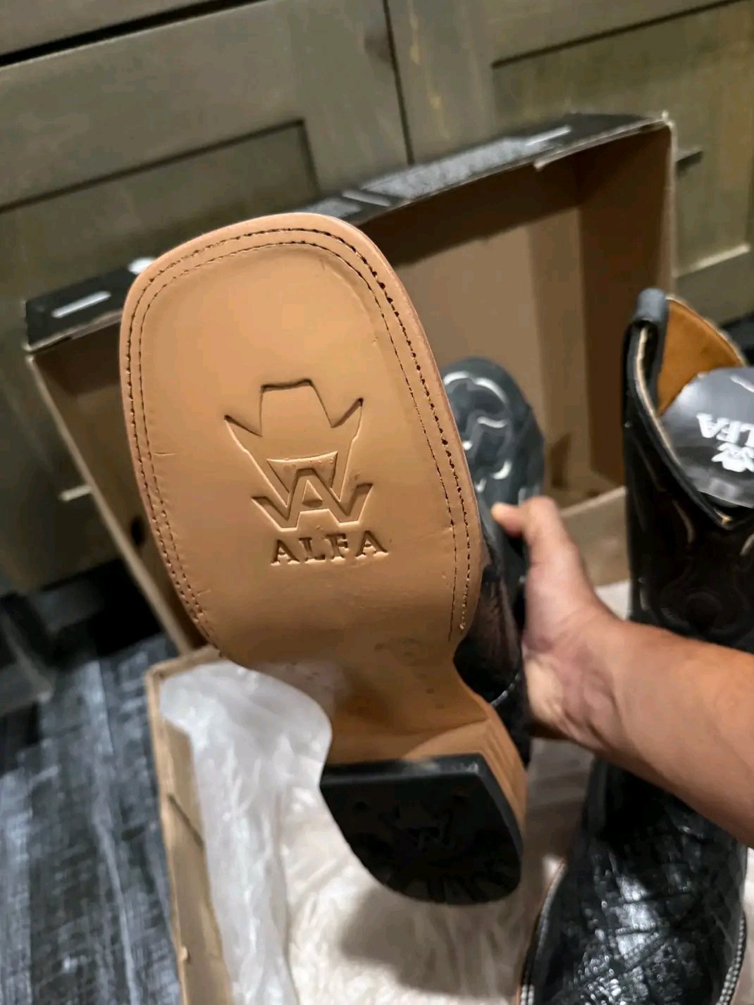 COWBOY BOOTS (WESTERN BOOTS) LIQUIDATION PALLET — WHOLESALE FOOTWEAR